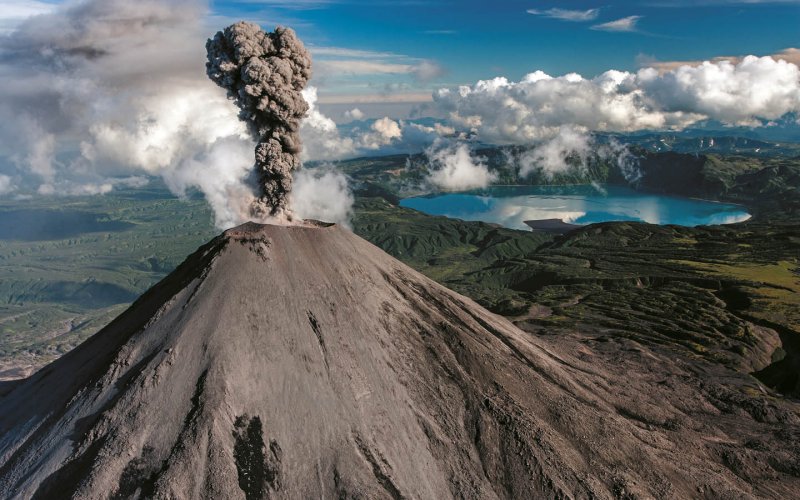 Вулкан Берга извержение 2005