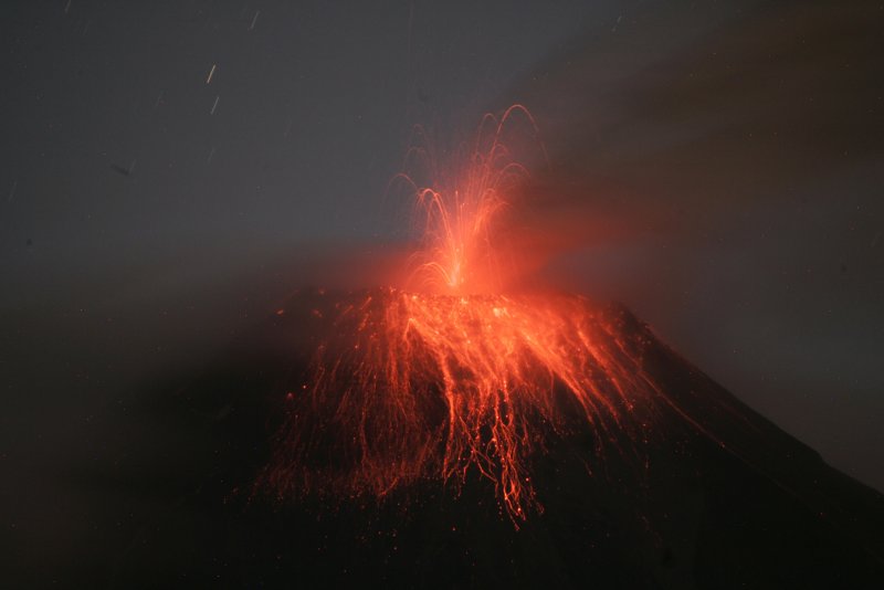 Извержение вулкана Тунгурахуа (Эквадор).