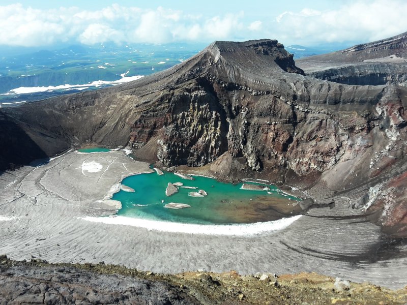 Вулкан Горелый голубое озеро