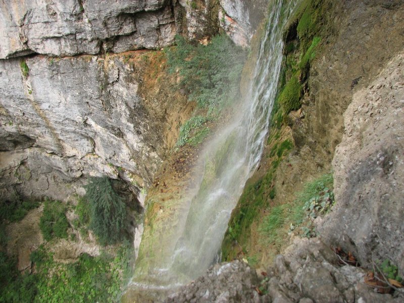 Водопад вид сверху вниз
