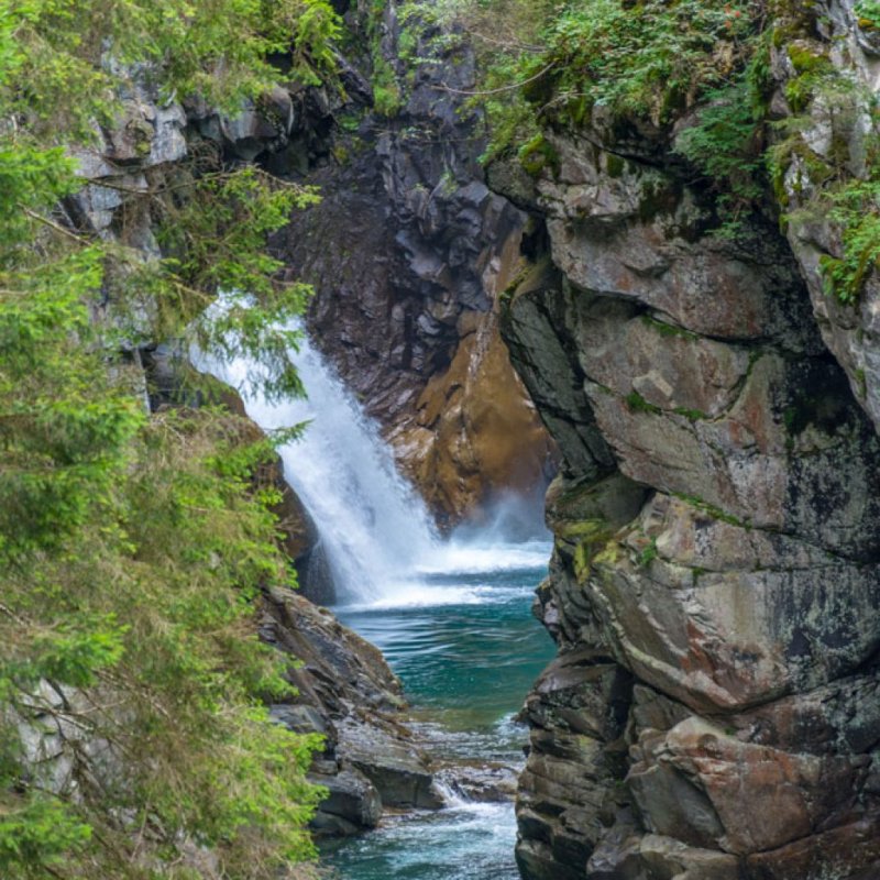 Водопад в скале Швейцария