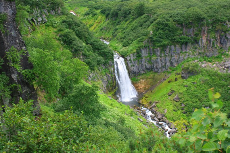 Вилючинский водопад Камчатка Весна