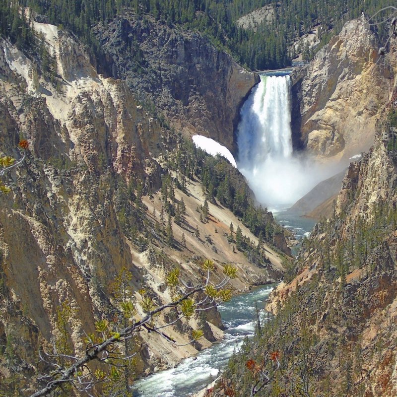 Бушующий водопад фото