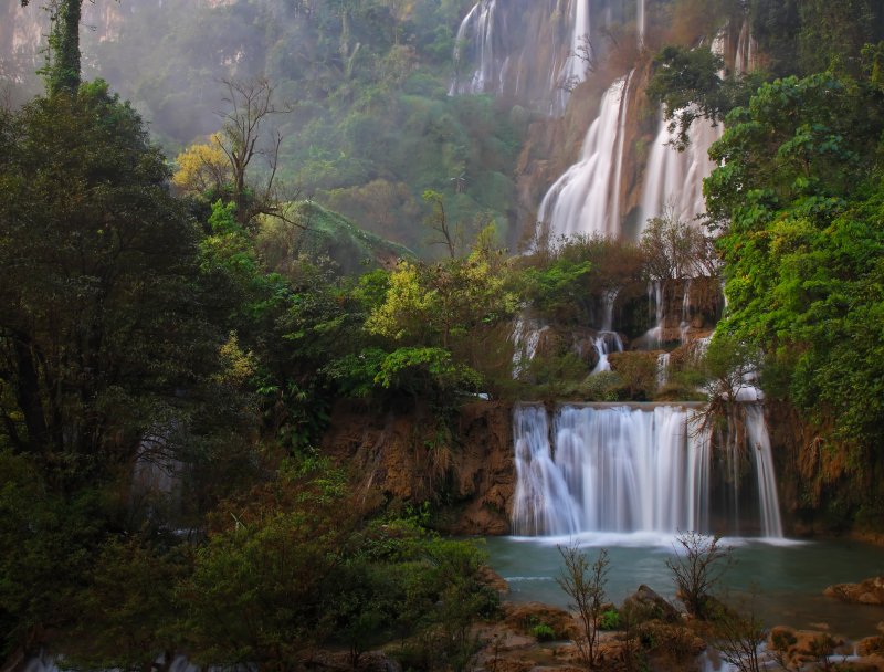 Тропический водопад в джунглях