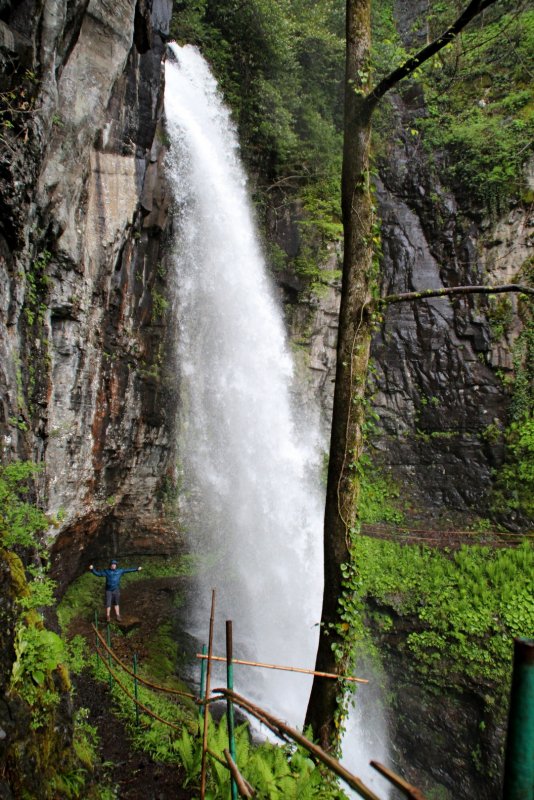 Великан водопад Абхазия девушка