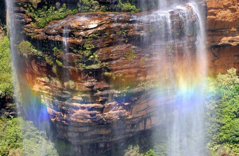 Красивый водопад с радугой