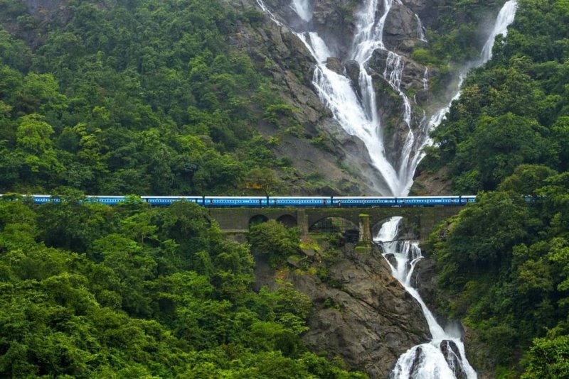 Водопад Дудхсагар железная дорога Индия