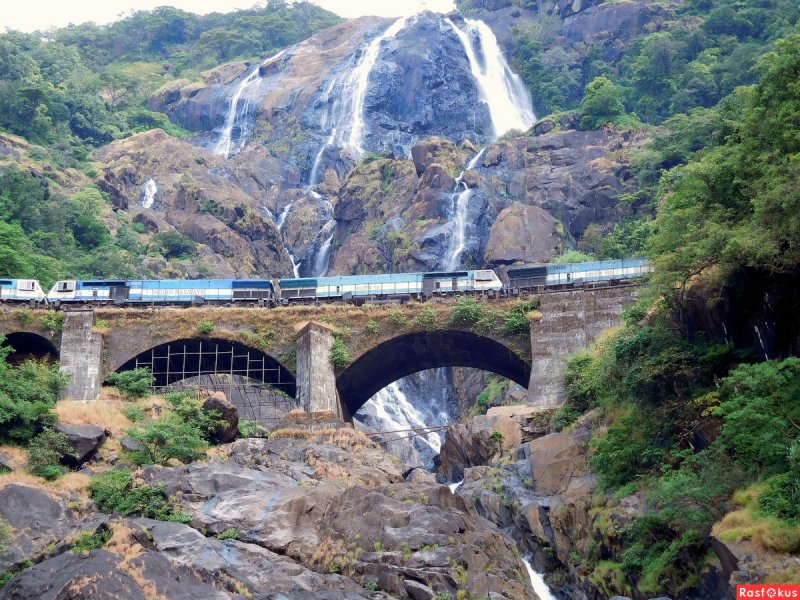 Железная дорога над водопадом в Индии