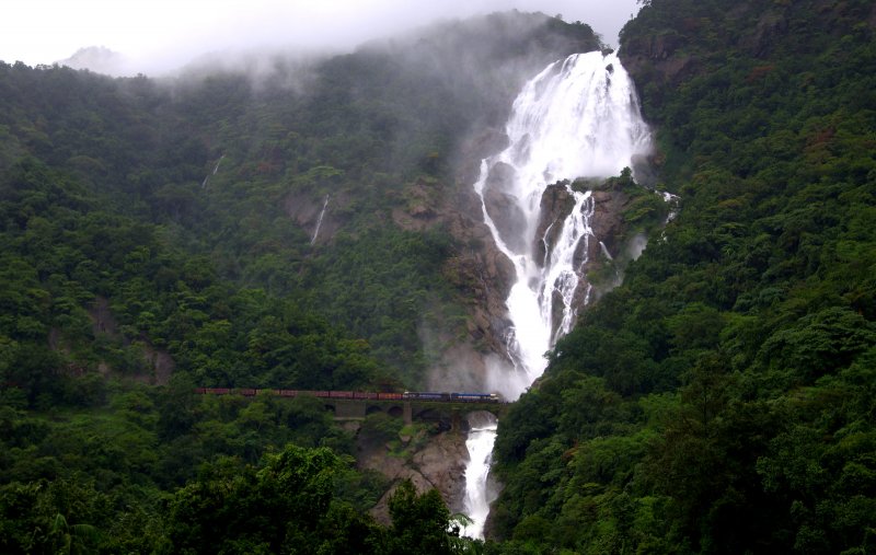 Водопад Дудхсагар и железная дорога