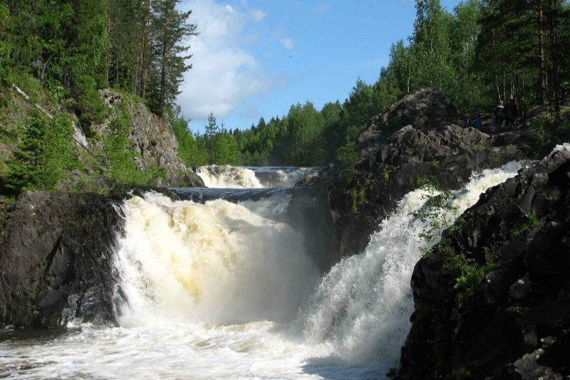 Водопад Кивач в Карелии летом