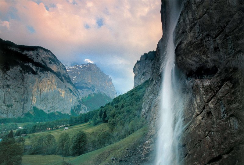 Долина Лаутербруннен Швейцария водопад Штауббах