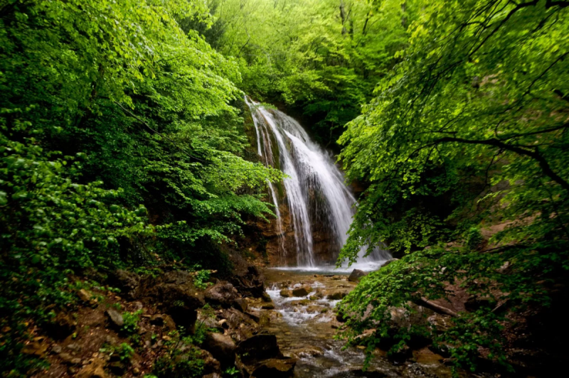 Полноводный водопад Джур-Джур