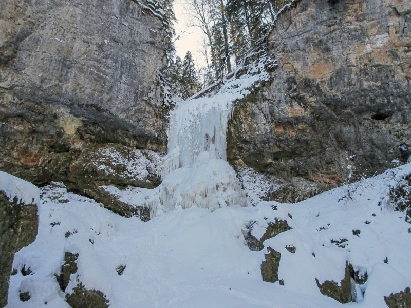 Университетский водопад Мезмай зимой