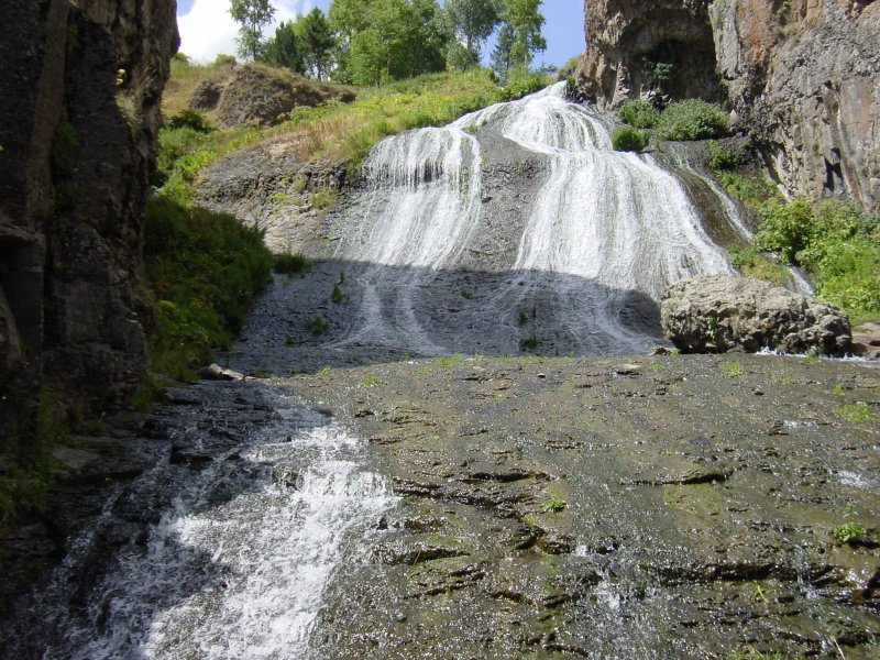 Водопад в Армении Джермук зимой