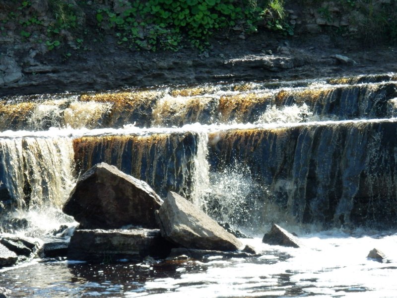 Уковский водопад памятник