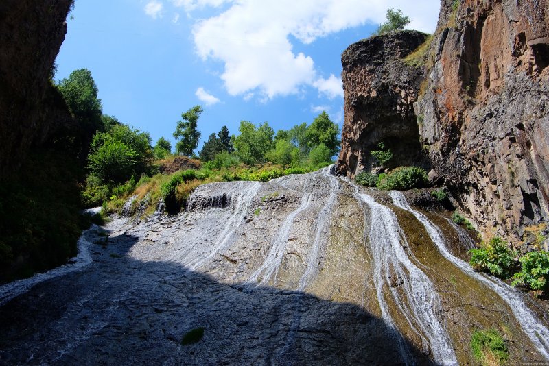 Водопад в Армении Джермук зимой