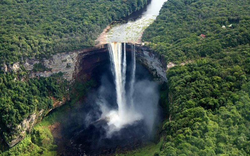 Водопад Кайетур в Амазонке