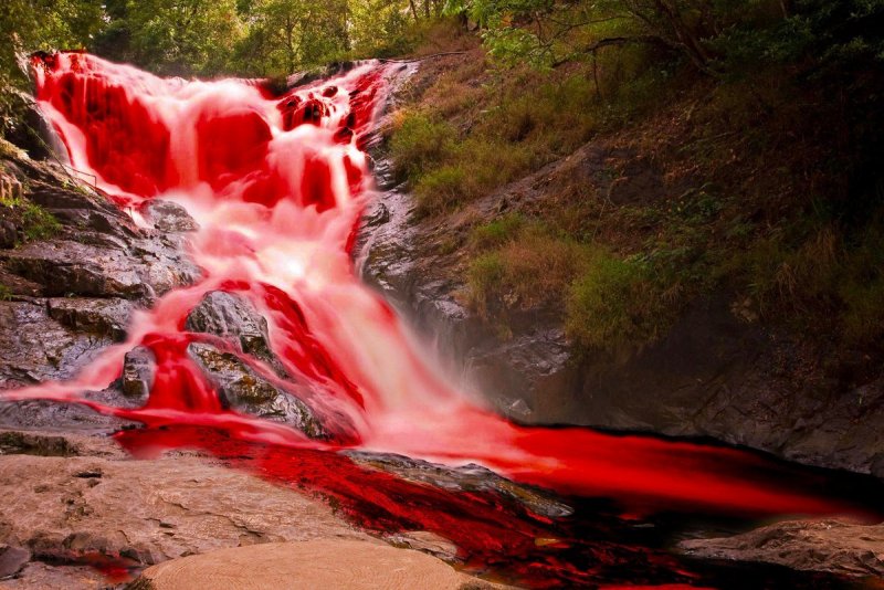 Ниагарский водопад красный