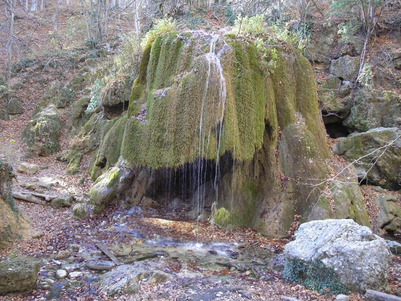 Водопад серебряные струи Крым обвал