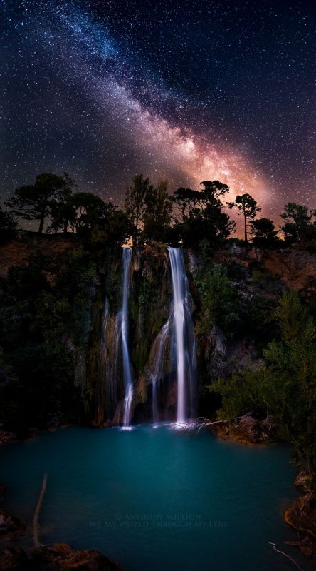 Ночной водопад