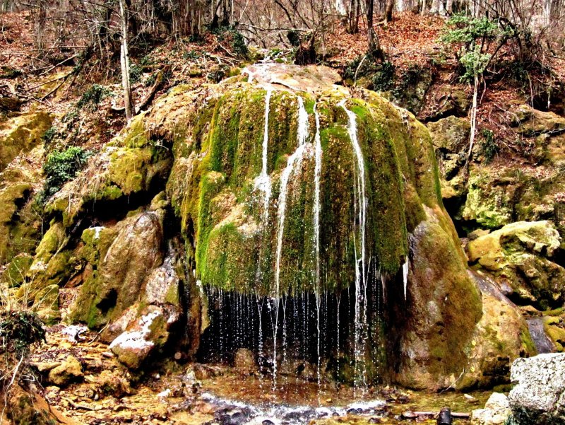 Крым водопад серебряные струи девушка