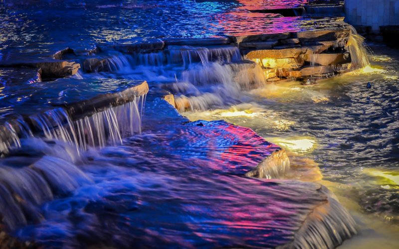 Река с водопадом ночью