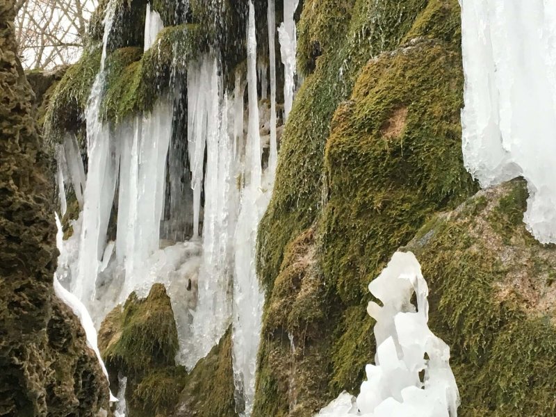 Серебряные струи водопад в Крыму обрушился