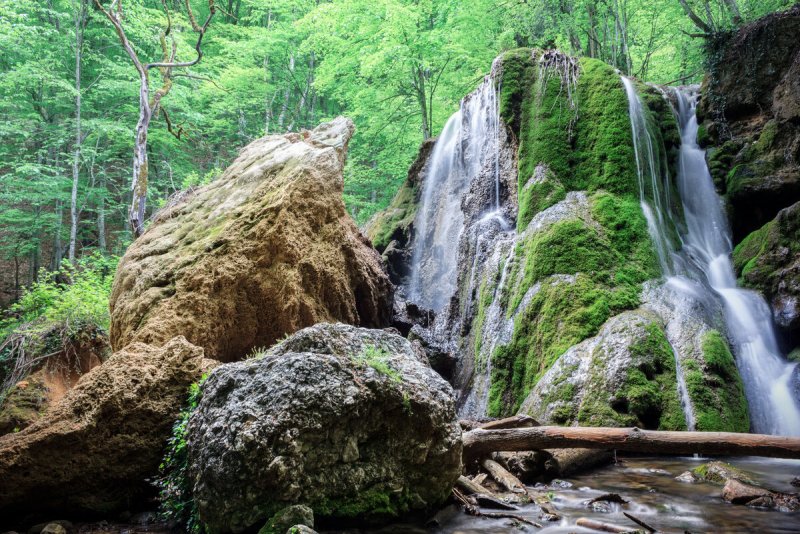 Водопады в лесу Крыма