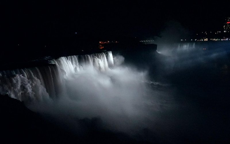 Огромные водопады ночью