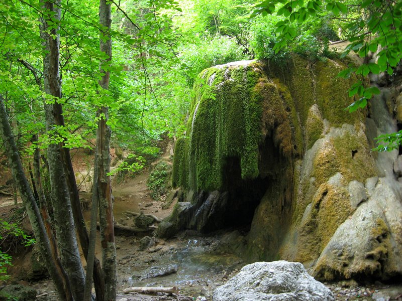 Водопад серебряные струи в Бахчисарае