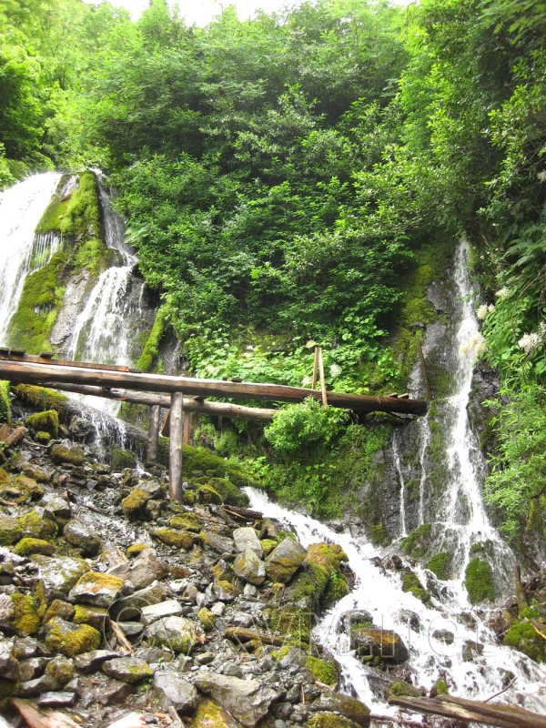 Водопад птичий клюв в Абхазии