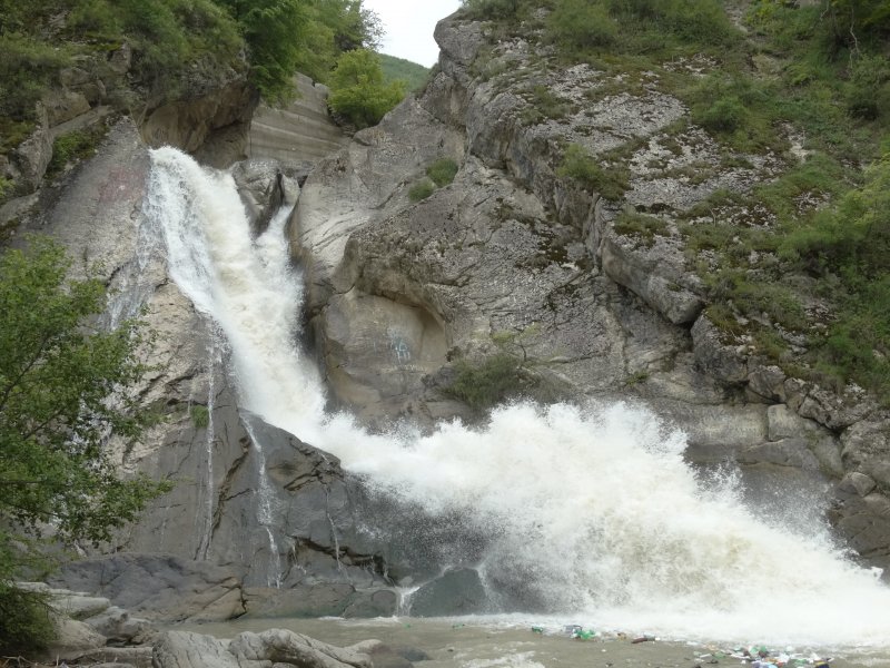 Водопад в селении Хучни в Дагестане