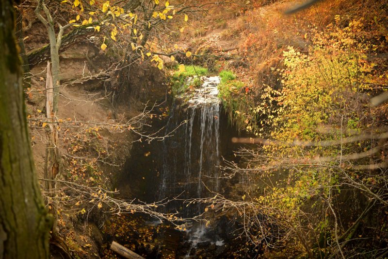 Водопад Радужный осенью