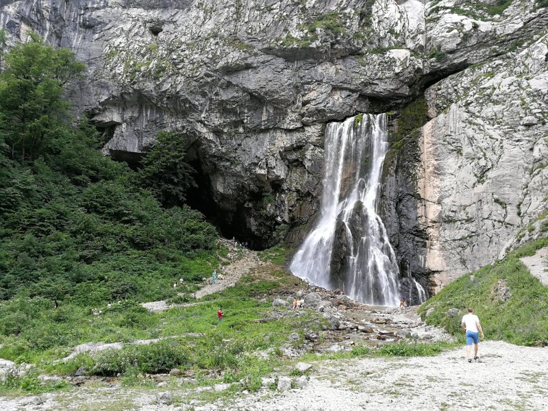 Гегский водопад пещера
