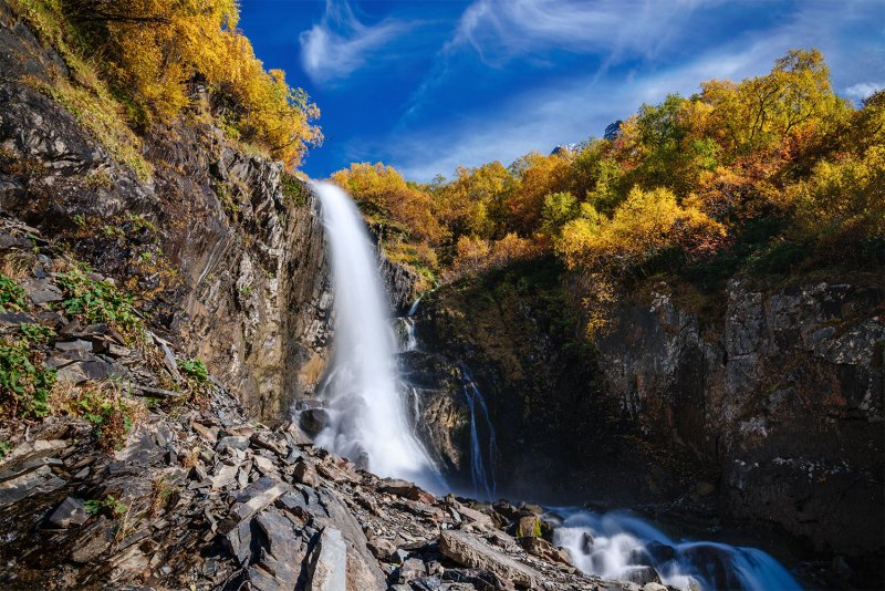 Алибекский водопад Домбай осенью
