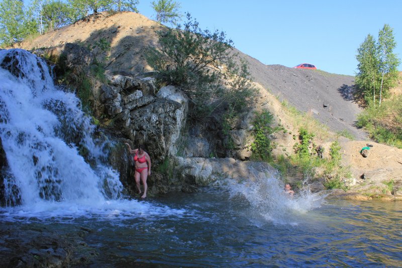 Беловский водопад одна струя летом ,Искитимский район