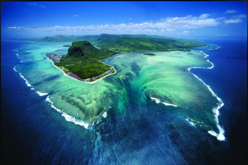 Подводный водопад Маврика