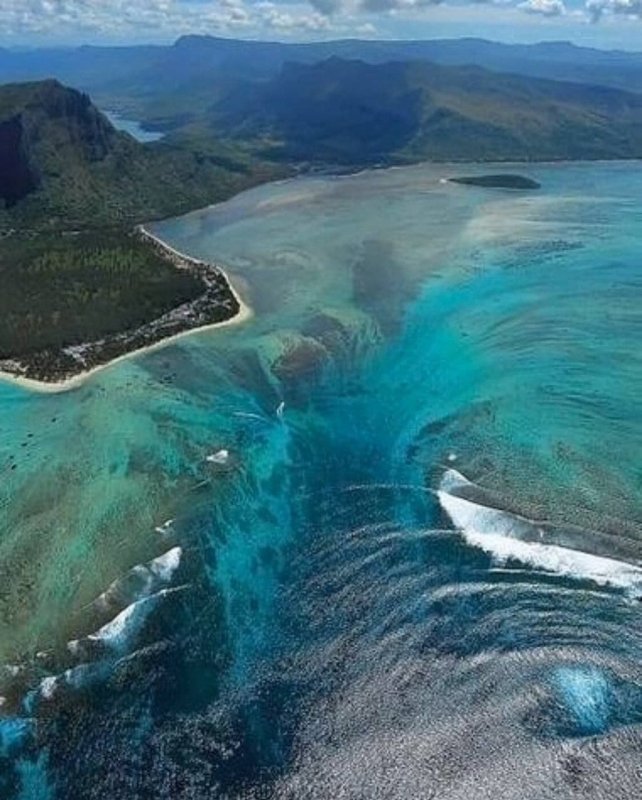 Подводный водопад Маврикий в индийском океане