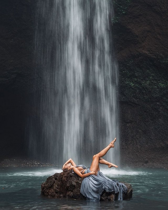 Фото у водопада девушки идеи