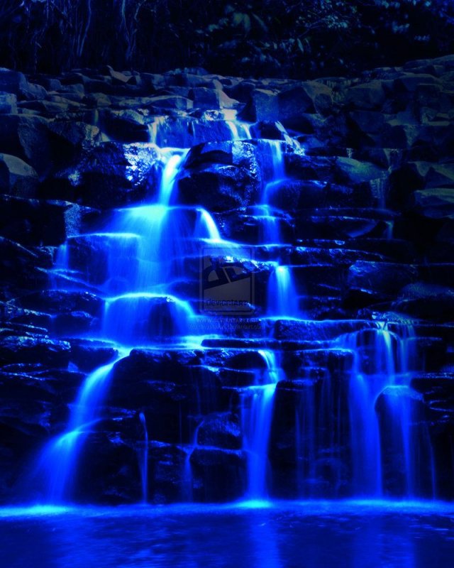 Водопад с голубой водой