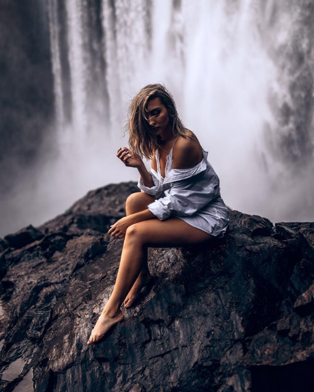 Девушка у водопада