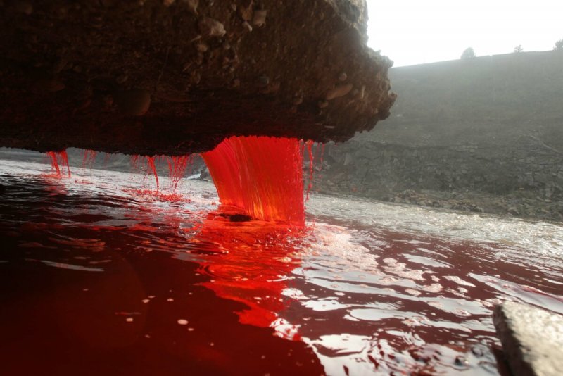 Картинки ультра HD 8k Кровавый водопад