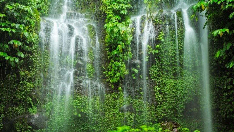 Красивые места с водопадами и зелеными полями