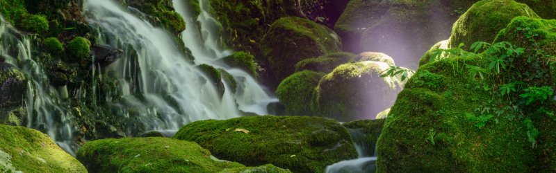 Зеленые камни водопад