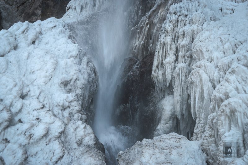 Замерзший водопад Азау