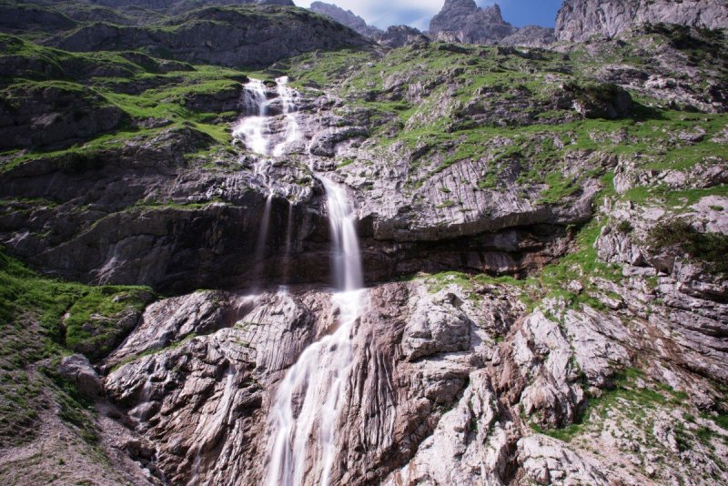 Водопад России — Тальниковый, высотой 482 метра.