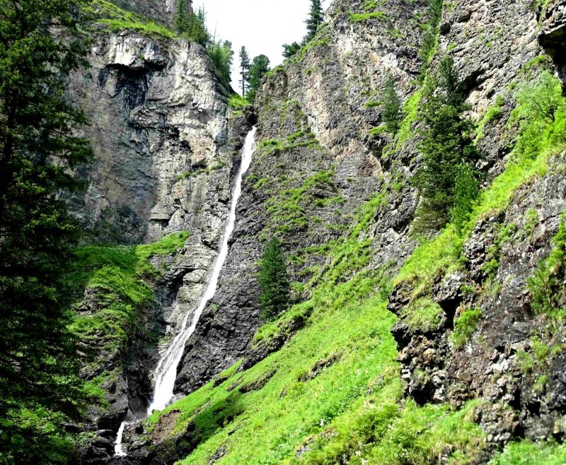 Каскад водопадов на реке Шинок Алтайский край