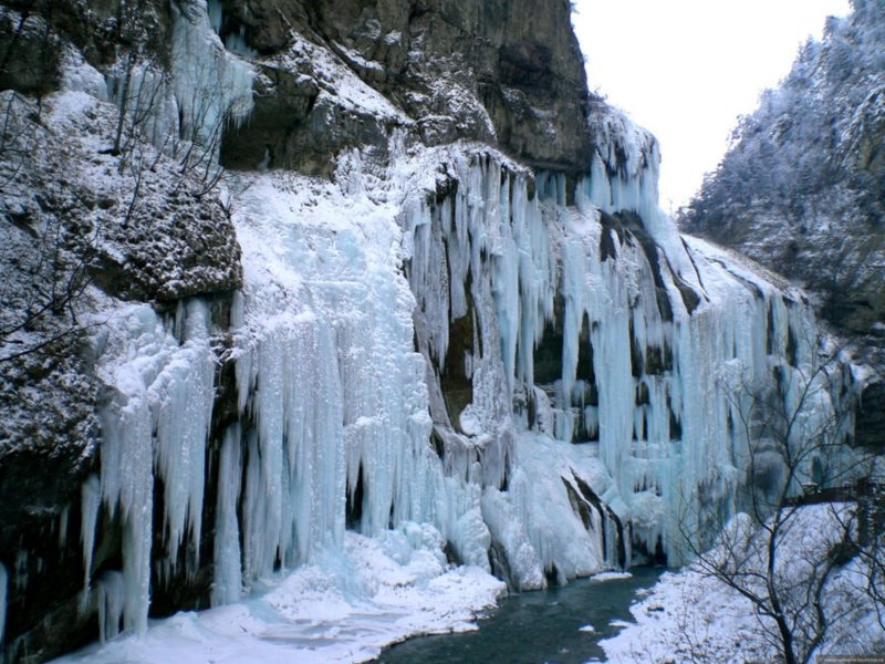 Водопад Чегем зимой