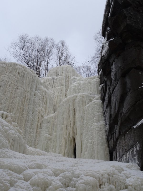 Нижнеудинский водопад зимой