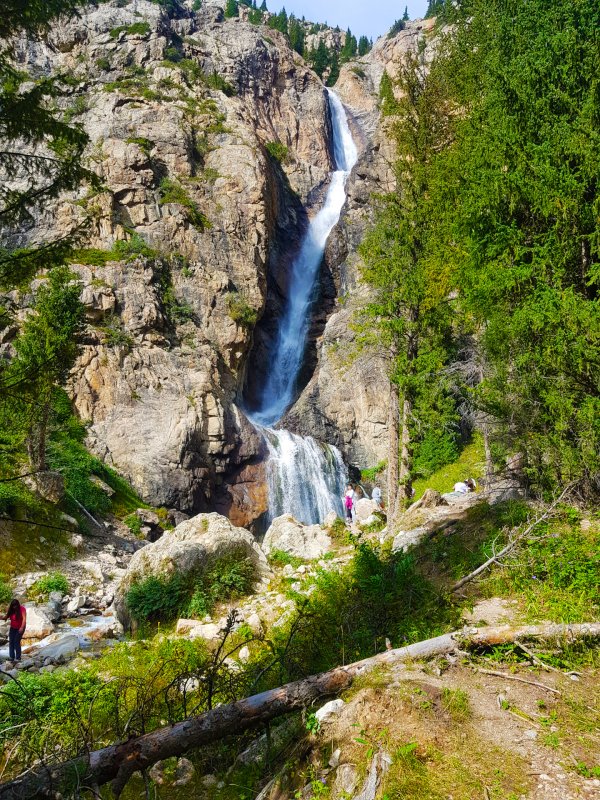 Достопримечательности: водопад Бурхан Булак